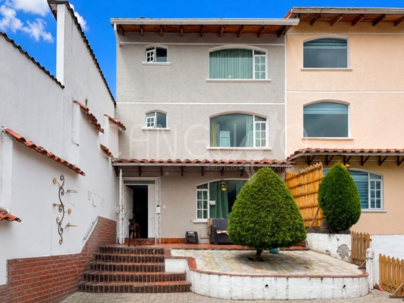 Casa de venta en la Urbanización El Condado Quito