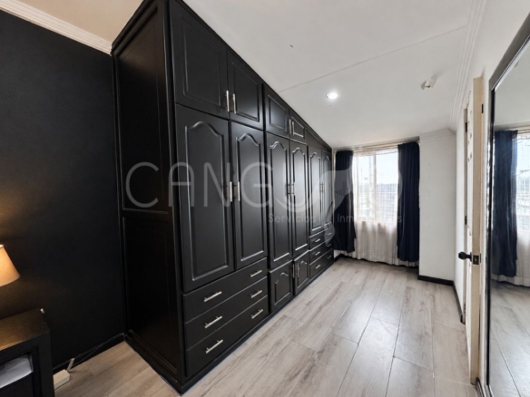 Amplio walk-in clóset del dormitorio máster.