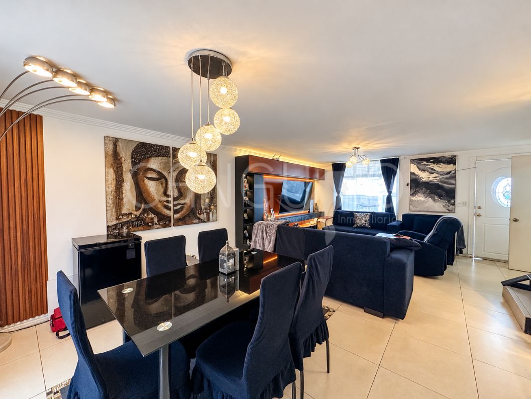 Sala de casa en Carcelén con iluminación indirecta y acabados renovados.